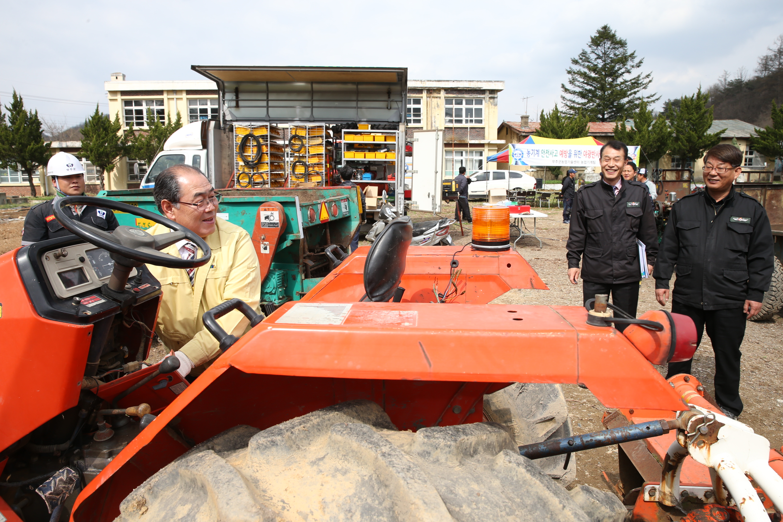 2015.04.08. 무주군 농기계 안전 표시판 부착