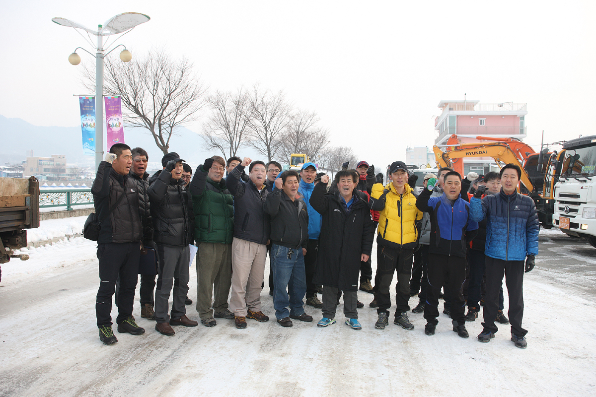 2013.01.06. 무주군 관내 업체 얼음축제장 주변 제설작업