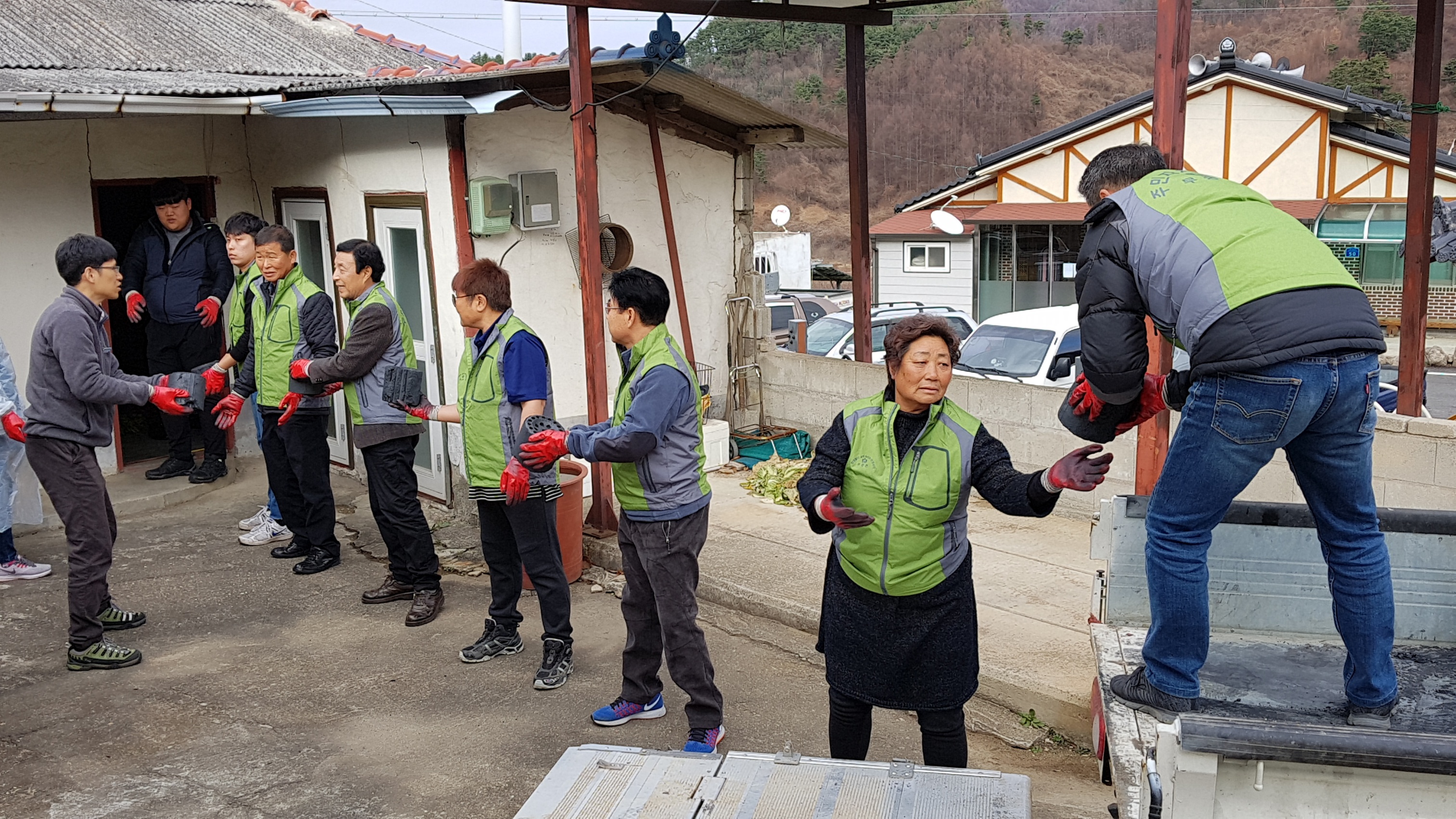 2018.12.05. 무풍면 사랑의 연탄나르기 행사