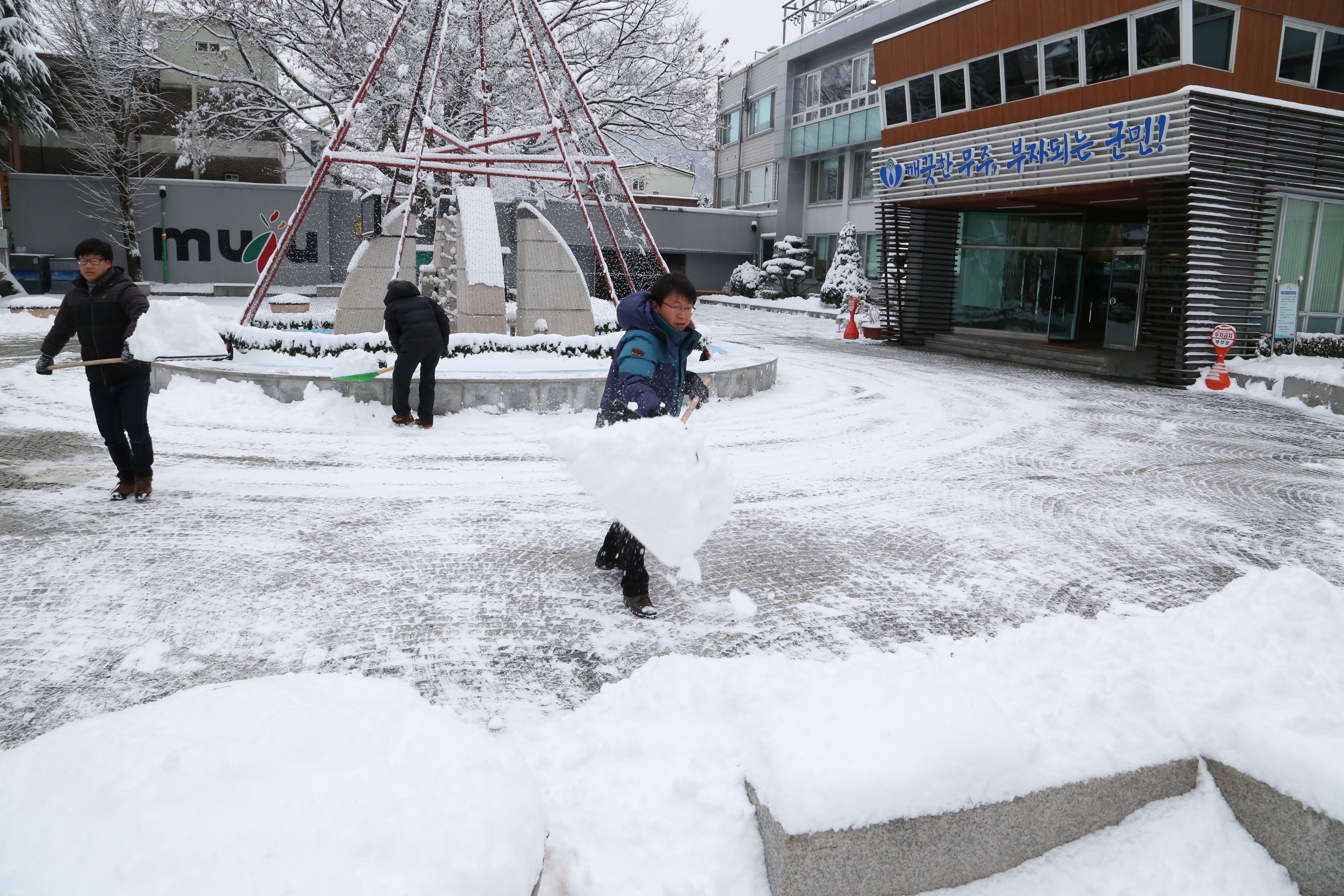 2014.12.08. 공무원 제설작업