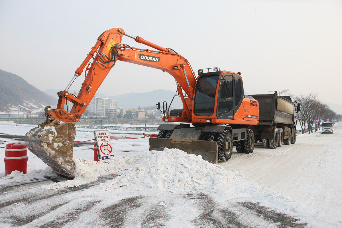 2013.01.06. 무주군 관내 업체 얼음축제장 주변 제설작업