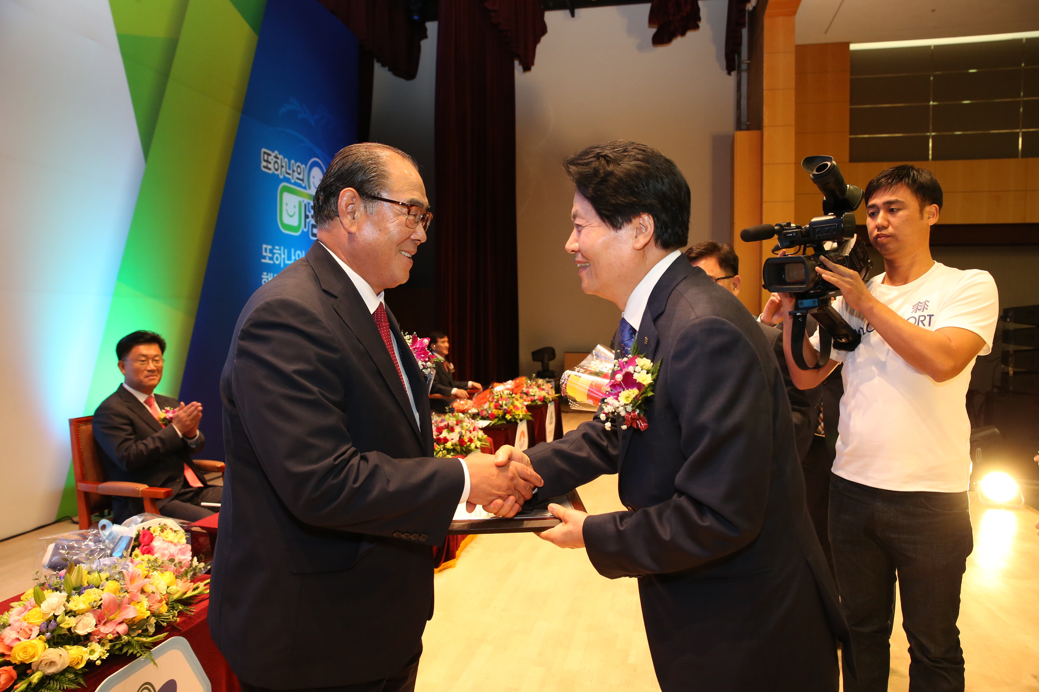 2016.10.06. 황정수무주군수 2016 지역농업발전 선도인상 수상